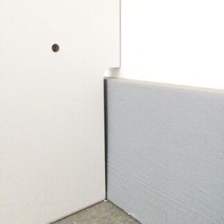 Découpe de plinthe à l’arrière d’un meuble